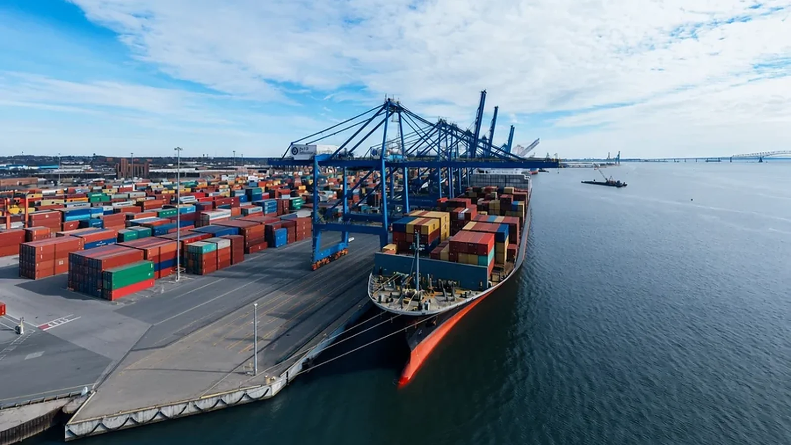 Porte-conteneurs dans un port