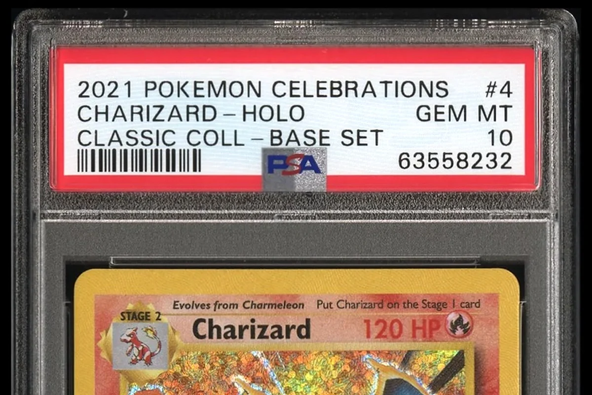 Gros plan sur l'étiquette du boîtier et la carte Charizard PSA 10
