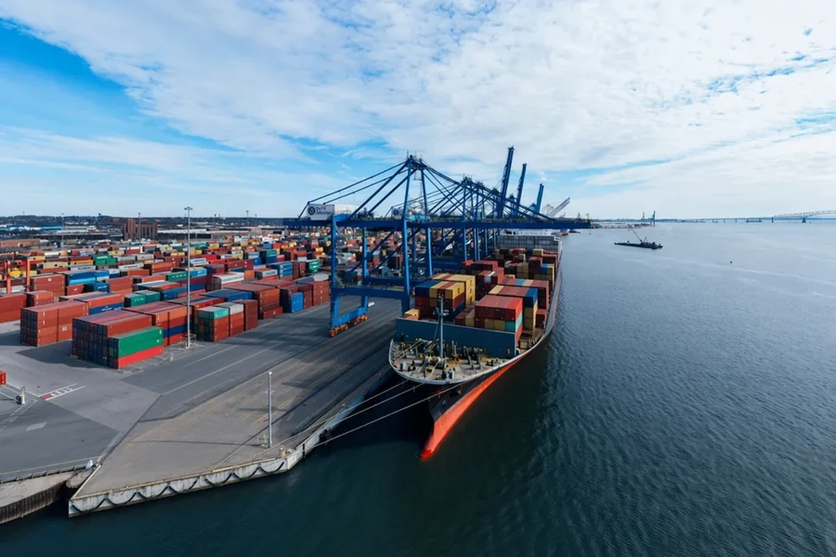 Porte-conteneurs dans un port avec des grues